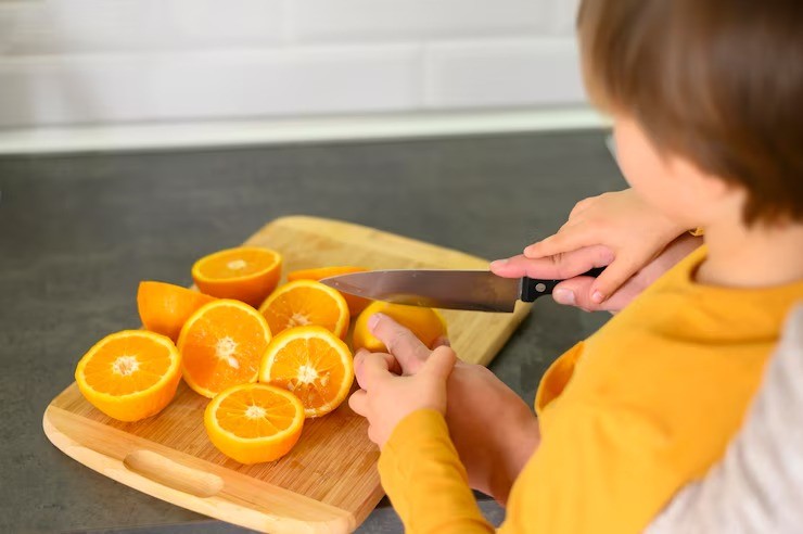 buah berbahaya untuk bayi, buah yang tidak boleh untuk MPASI, buah penyebab tersedak bayi, MPASI aman untuk bayi 6 bulan, buah pemicu alergi bayi, tips MPASI pertama bayi, makanan padat bayi berbahaya